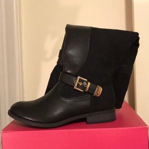 Suede and leather buckled boots.